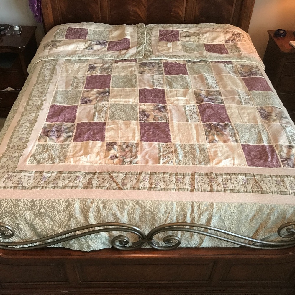 Cal King bedspread with pillow shams